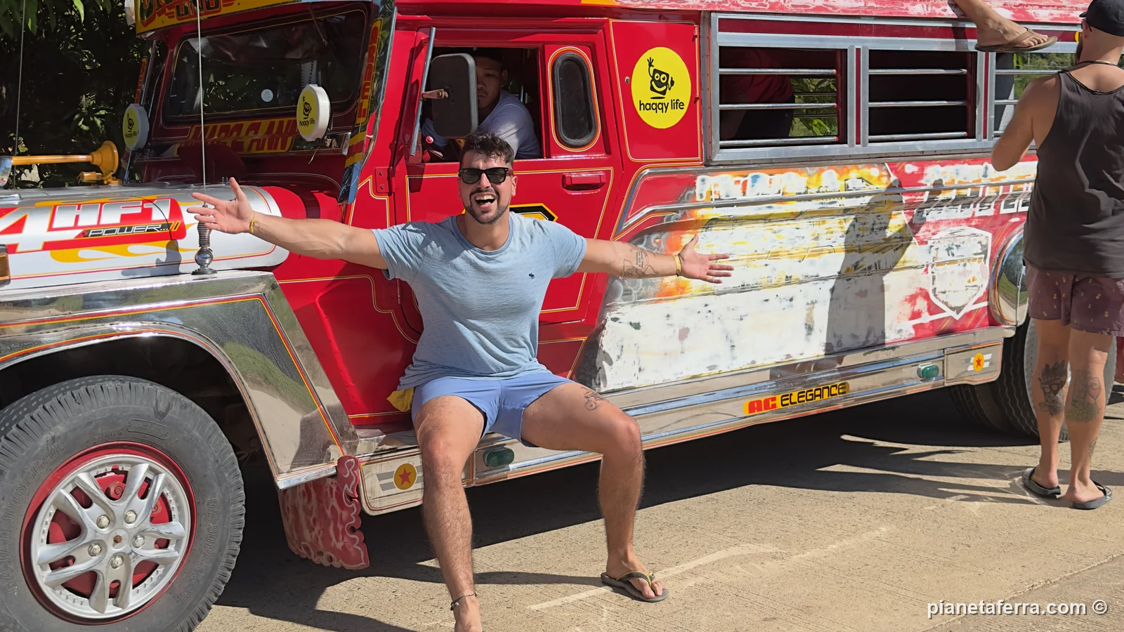Luca davanti al jeepney colorato del Jeepney Tour di Haqqy Life a El Nido, nel 2023