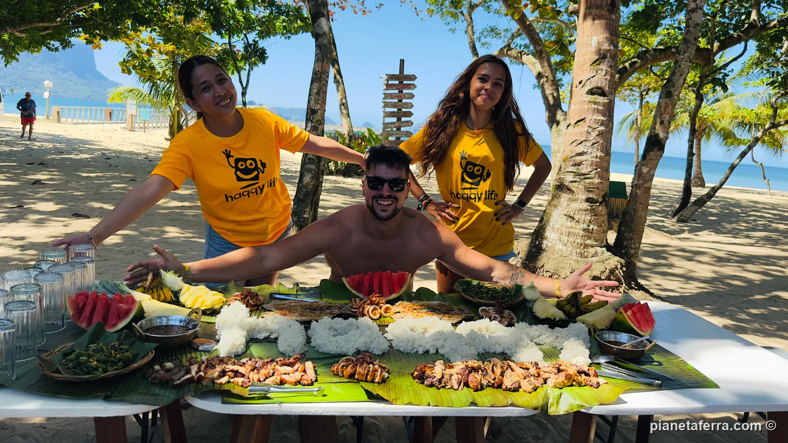 Il pranzo filippino servito sulle foglie di banano durante il Jeepney Tour di El Nido, nel 2023