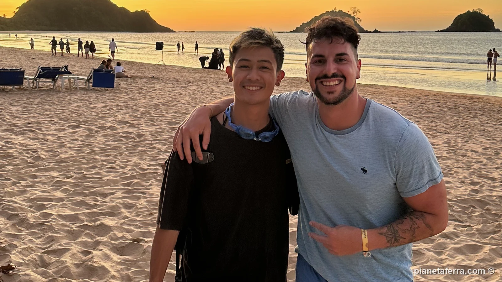 Luca con un amico conosciuto al Jeepney Tour sulla spiaggia di Nacpan al tramonto, nel 2023