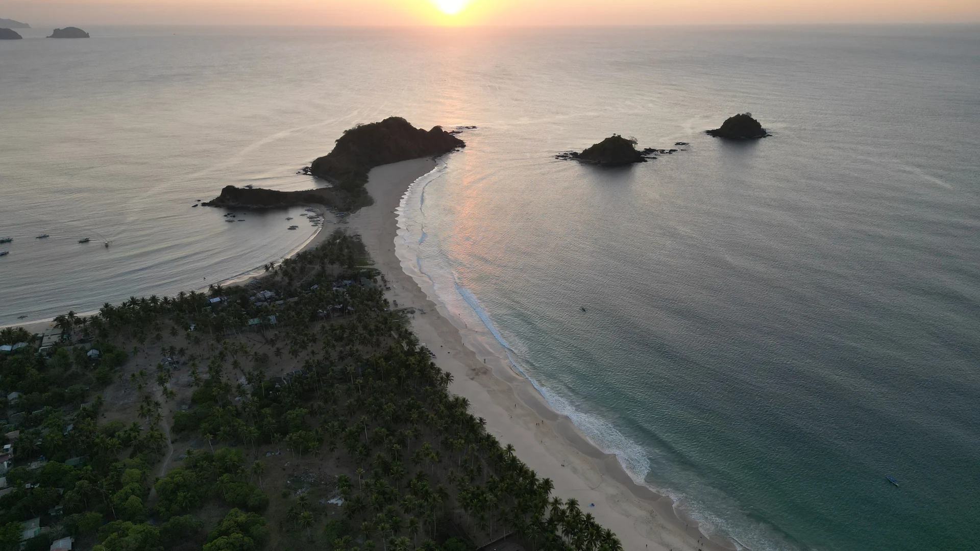 La spiaggia di Nacpan a El Nido al tramonto, vista dal drone, nel 2024