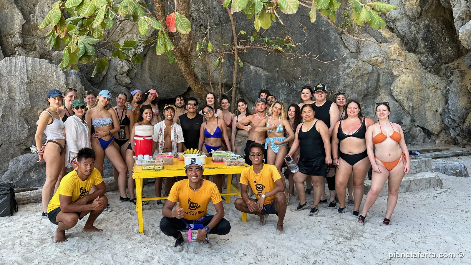 Il nostro gruppo con le guide di Haqqy Life al pranzo su una spiaggia durante l'island hopping, nel 2024