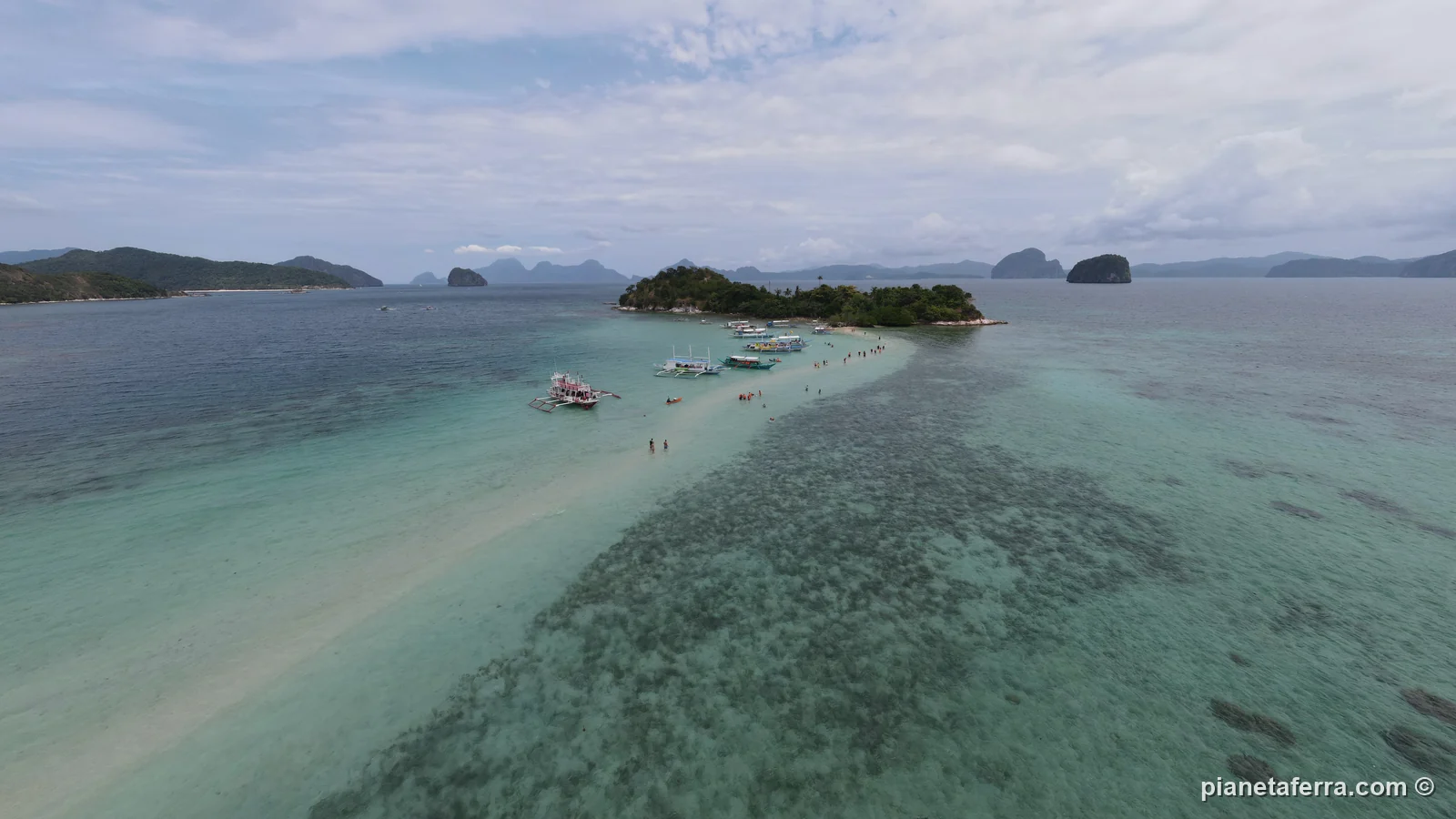 La lingua di sabbia di Snake Island con le barche del Tour B, vista dal drone, nel 2023