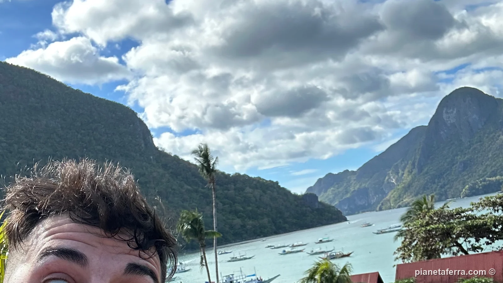 La baia di El Nido con le montagne calcaree vista dalla terrazza, il giorno dell'arrivo nel 2023