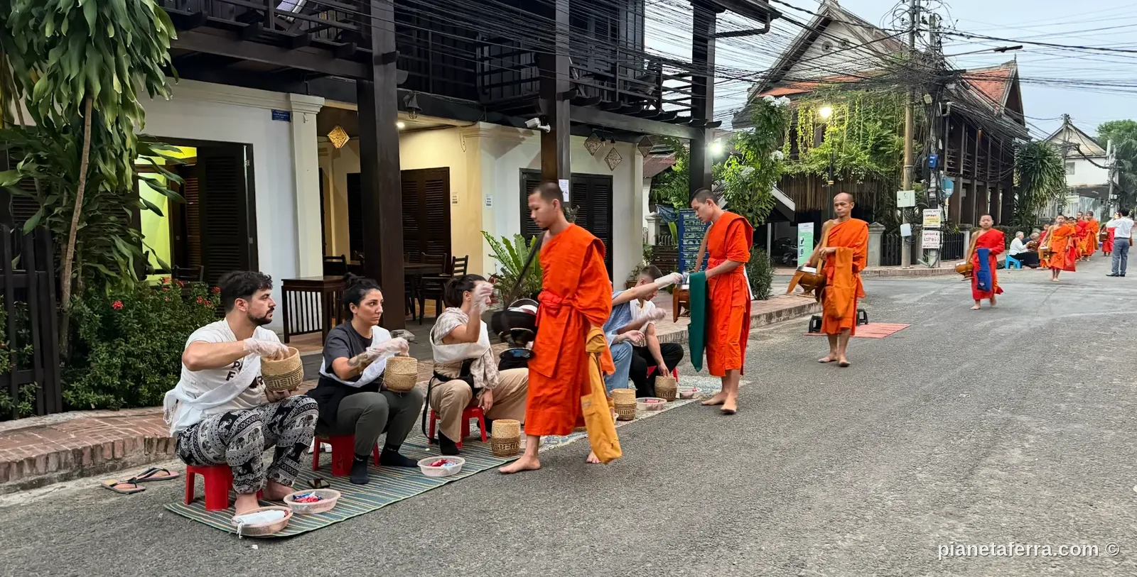Cerimonia dell'elemosina ai monaci all'alba a Luang Prabang