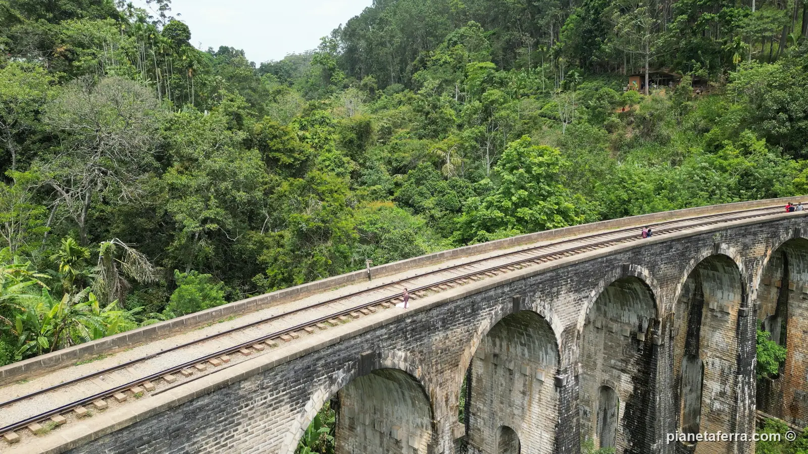 Il Nine Arch Bridge di Ella visto dall'alto nel tardo pomeriggio, con i binari tra la giungla, a maggio 2024