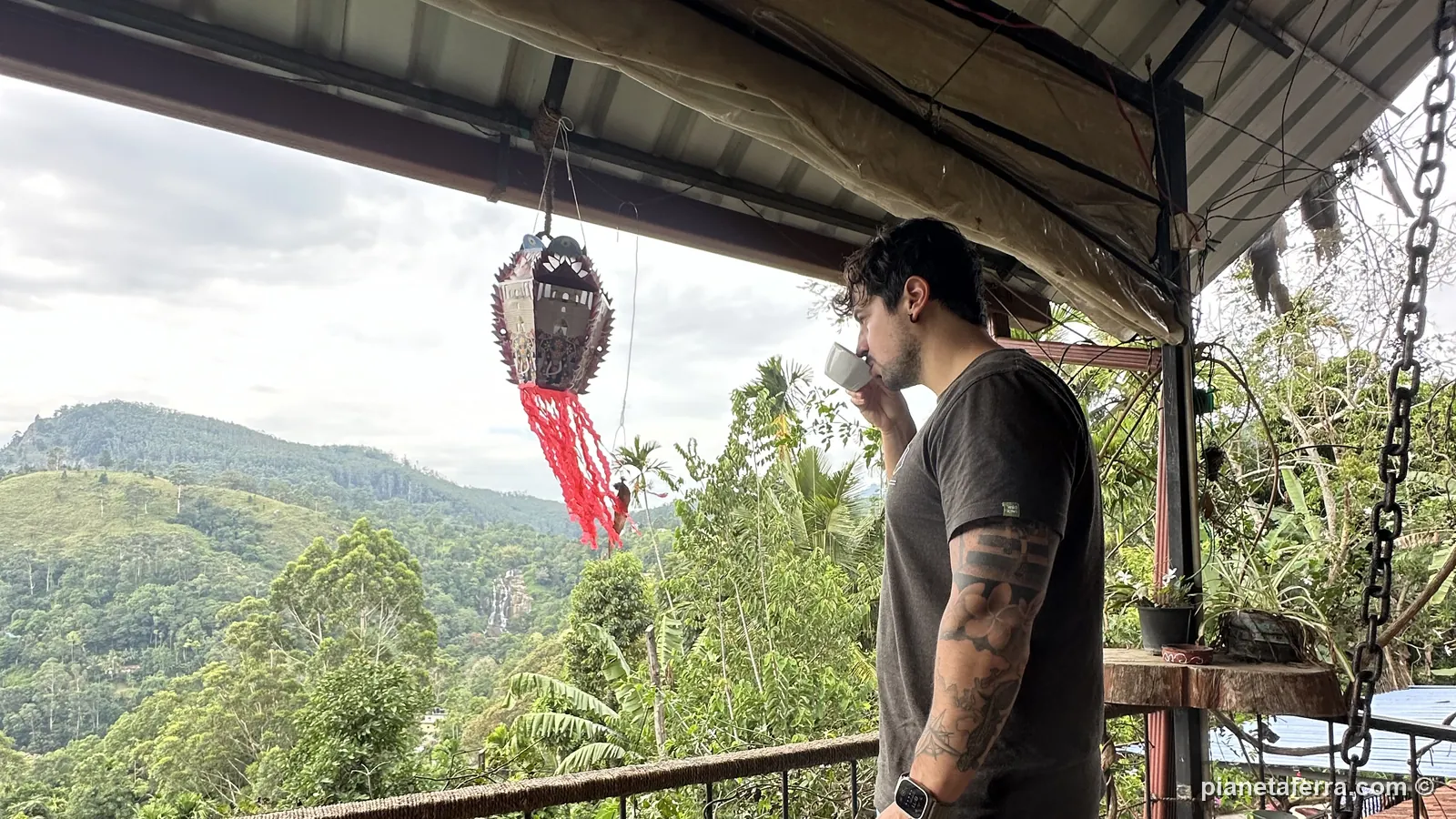 Luca Ferraina sulla terrazza del Secret View Homestay con la vista sulle colline di Ella, a maggio 2024