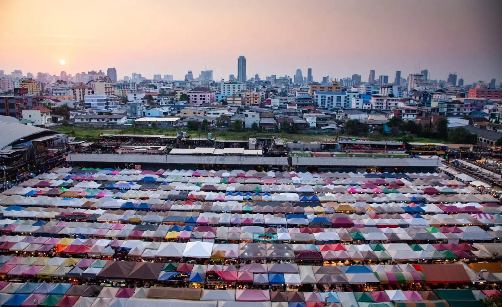 Mercato notturno colorato di Bangkok, Thailandia