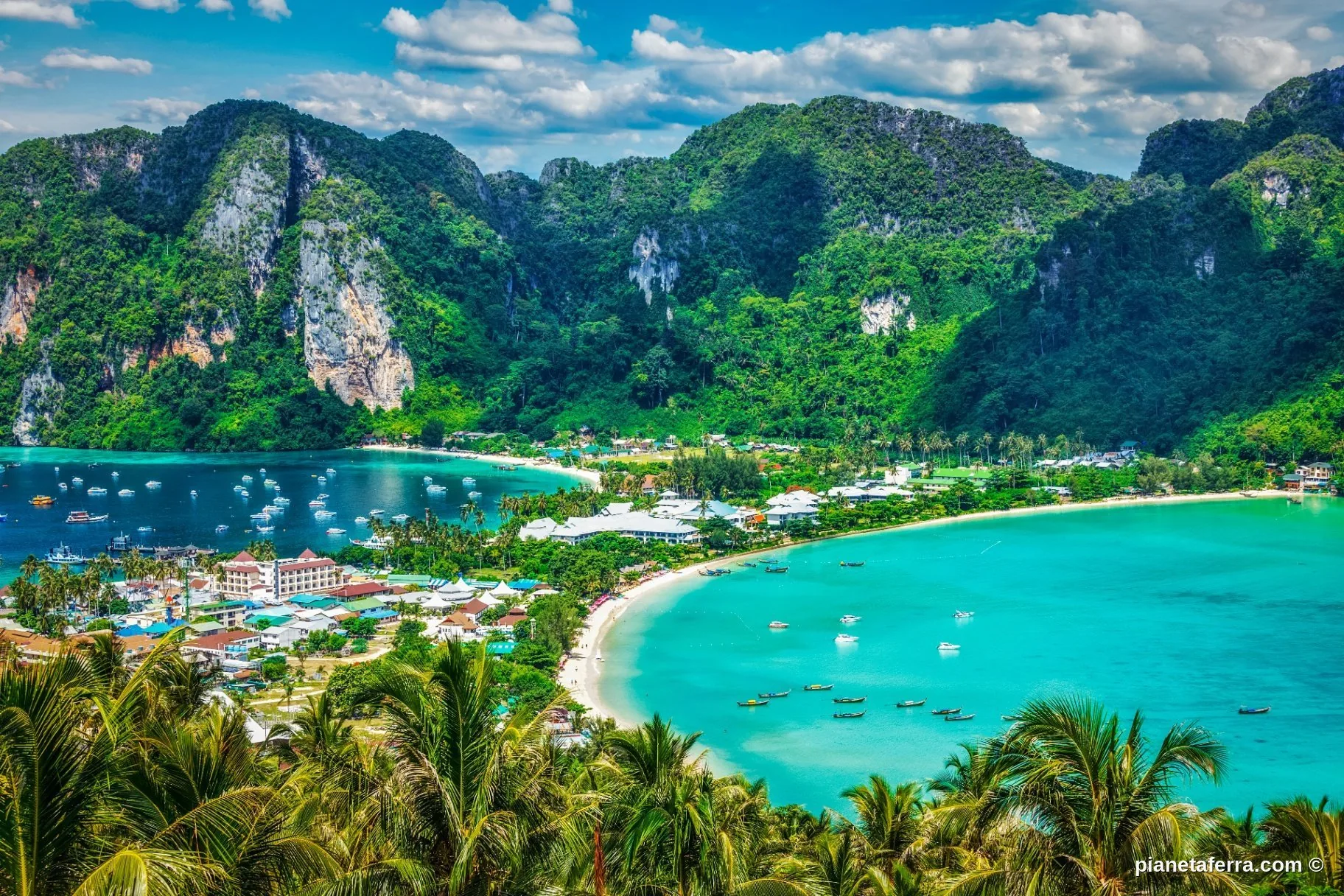 Isola tropicale con acque turchesi e montagne verdi in Thailandia