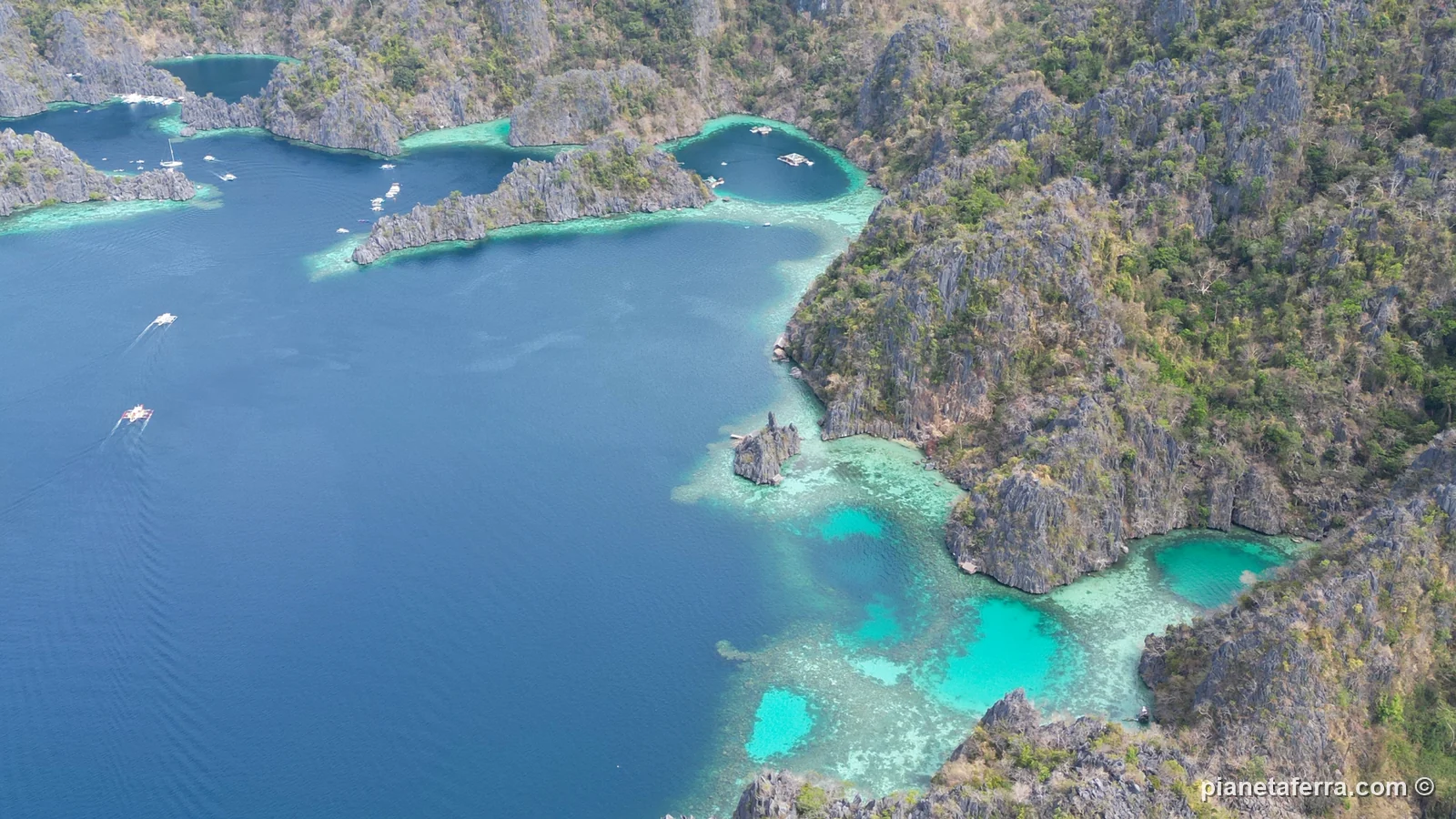 Le lagune di Coron Island viste dal drone, dove il segnale del telefono non arriva, nel 2024