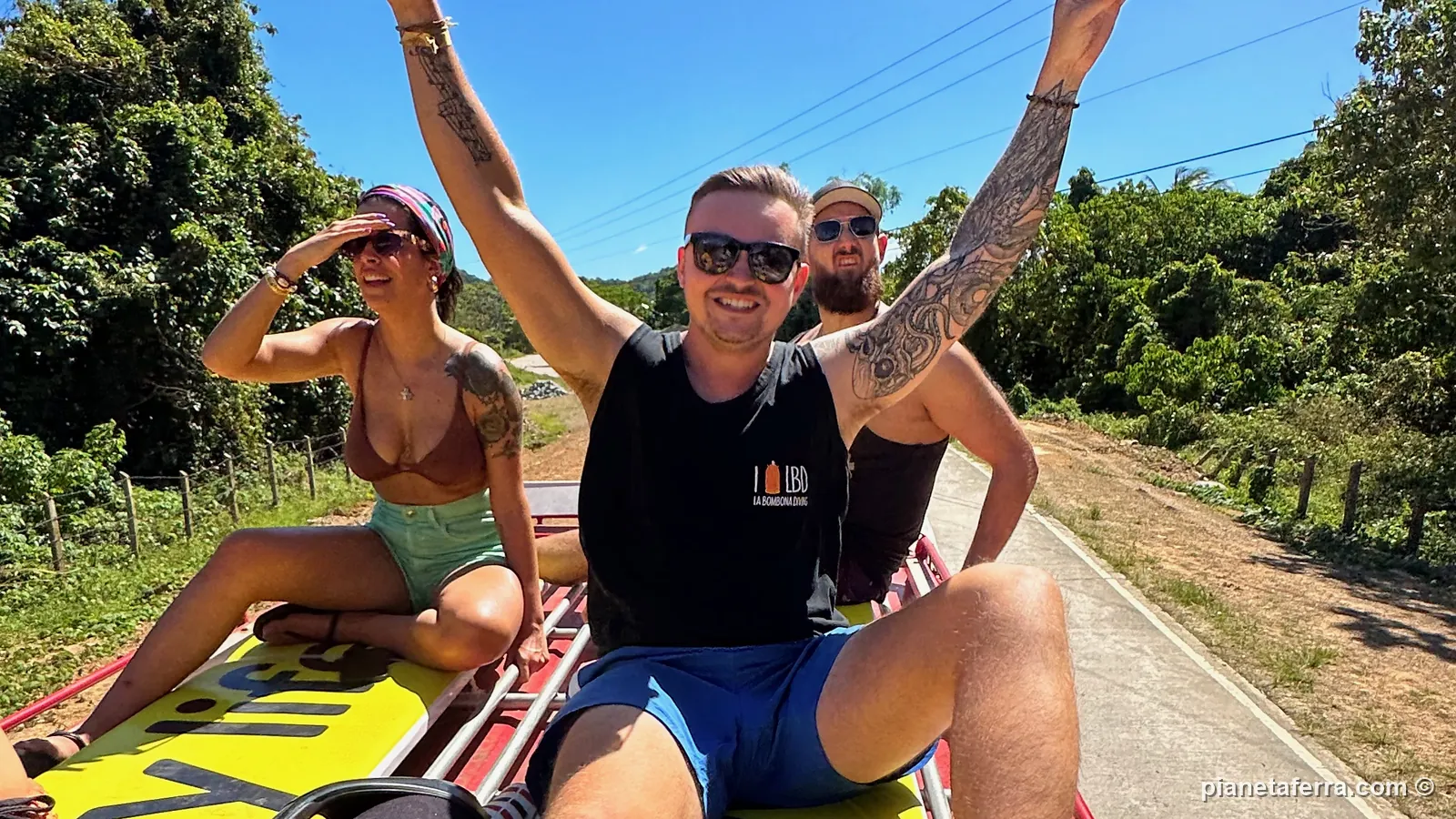 Luca con gli amici del viaggio seduto sul tetto del jeepney a El Nido, nel 2023