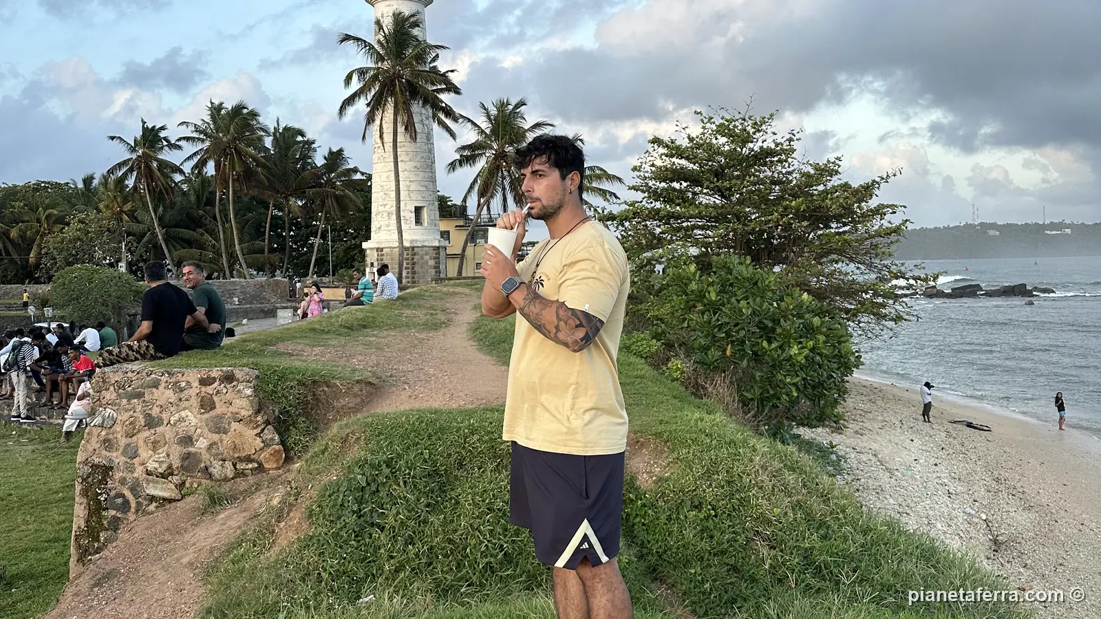 Un tuk tuk con le tavole da surf sul tetto ad Arugam Bay, in Sri Lanka, a giugno 2024