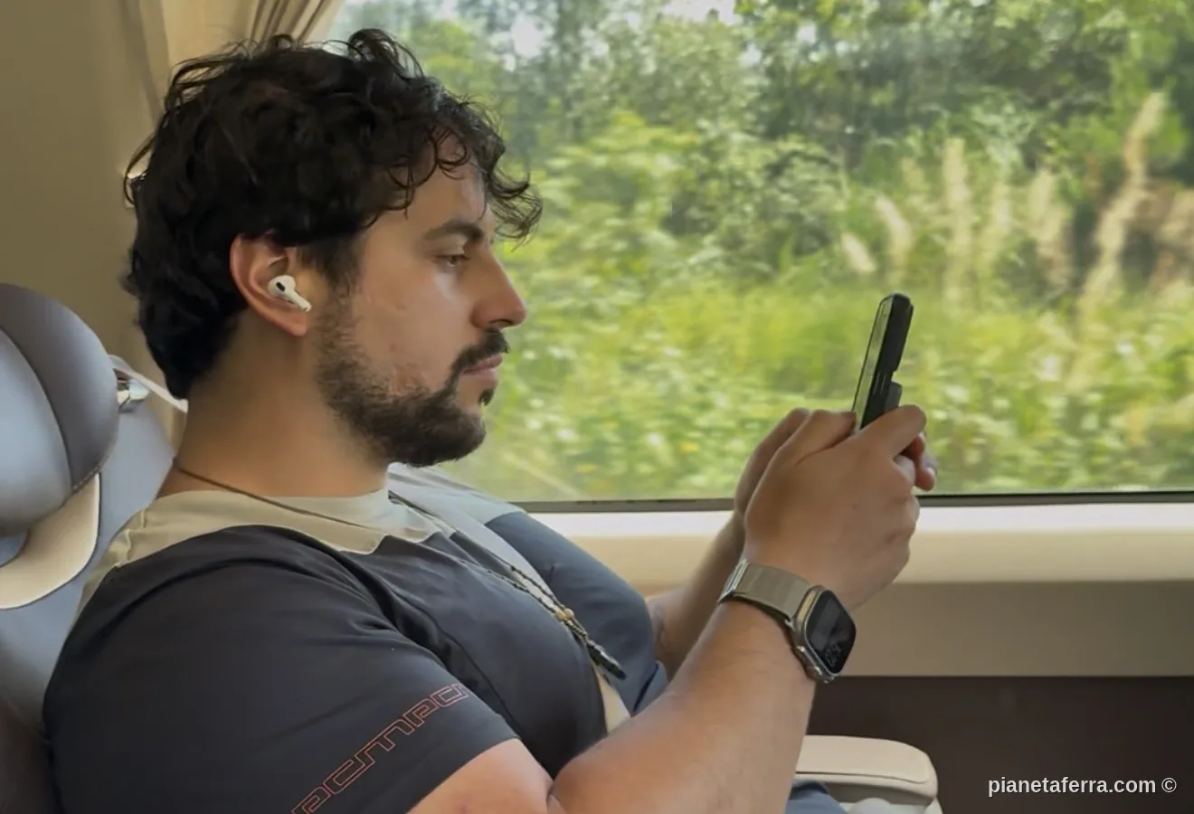 Viaggiatore connesso con eSIM durante un trasferimento in treno