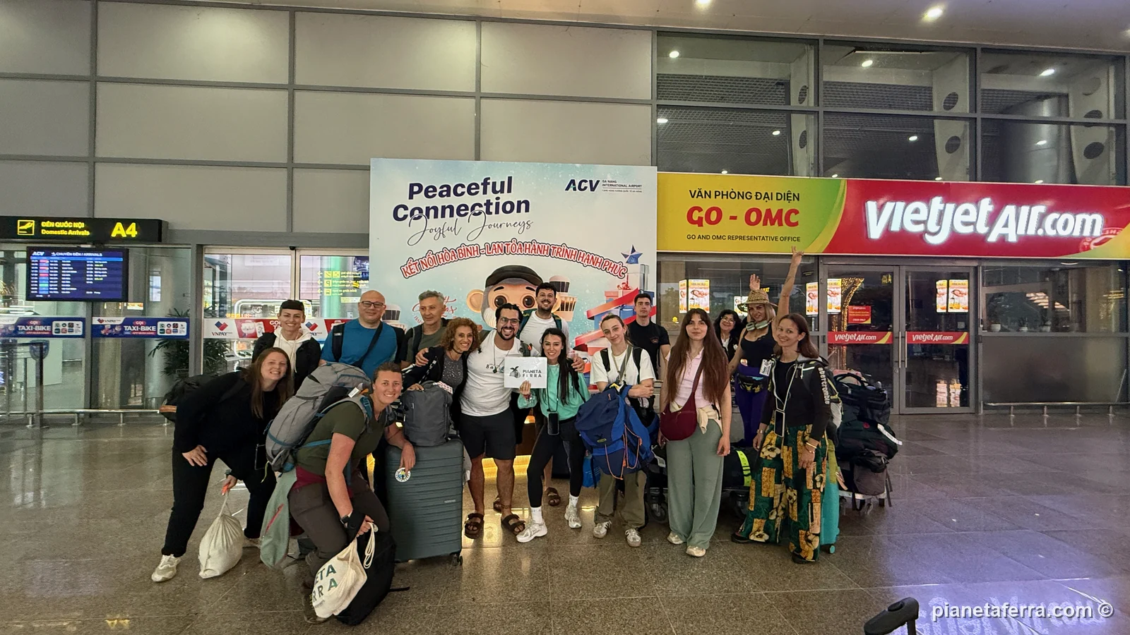 Il gruppo con le valigie all'aeroporto di Da Nang, nella primavera del 2026
