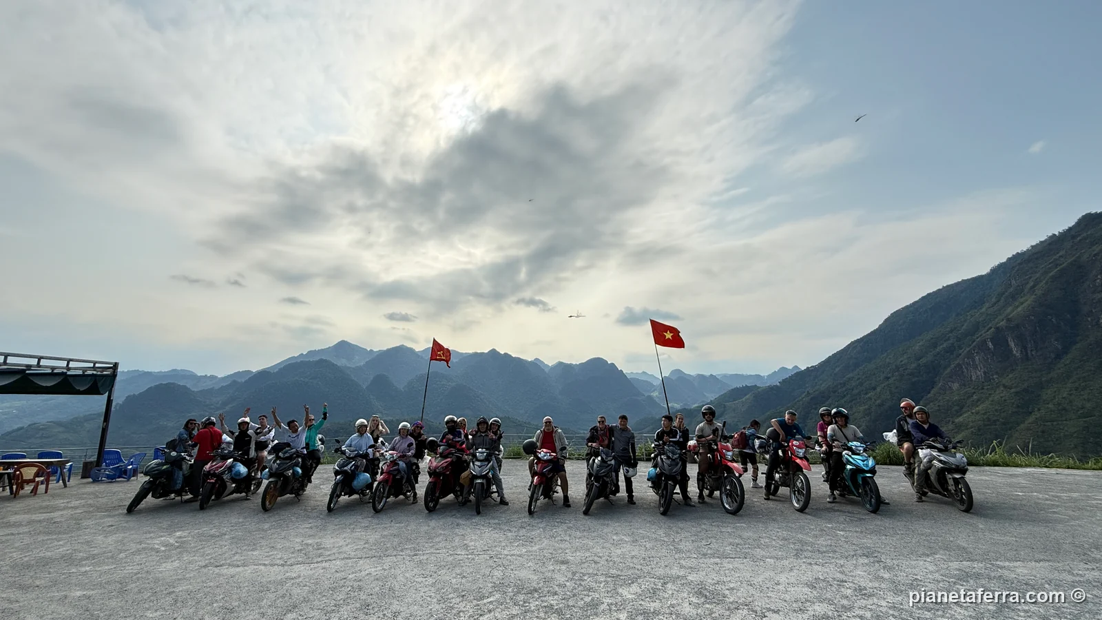 Il gruppo con le moto in fila su un passo del Ha Giang Loop, nella primavera del 2026