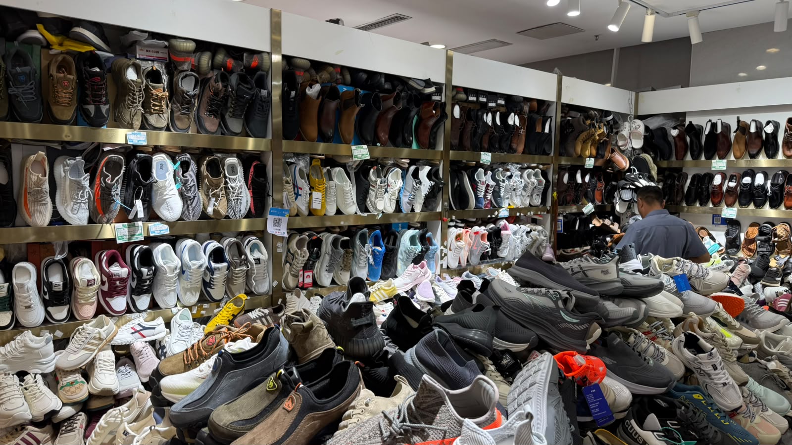 Scarpe di marca replica esposte in un negozio del fake market di Pechino