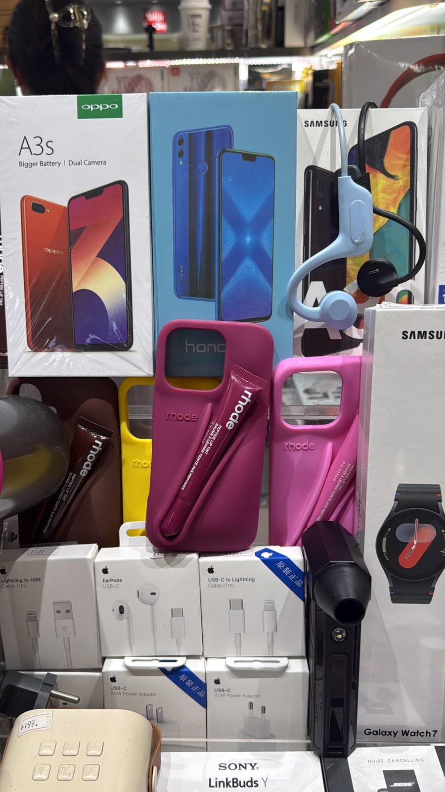 Smartphone, cover e accessori Apple e Samsung al fake market di Pechino