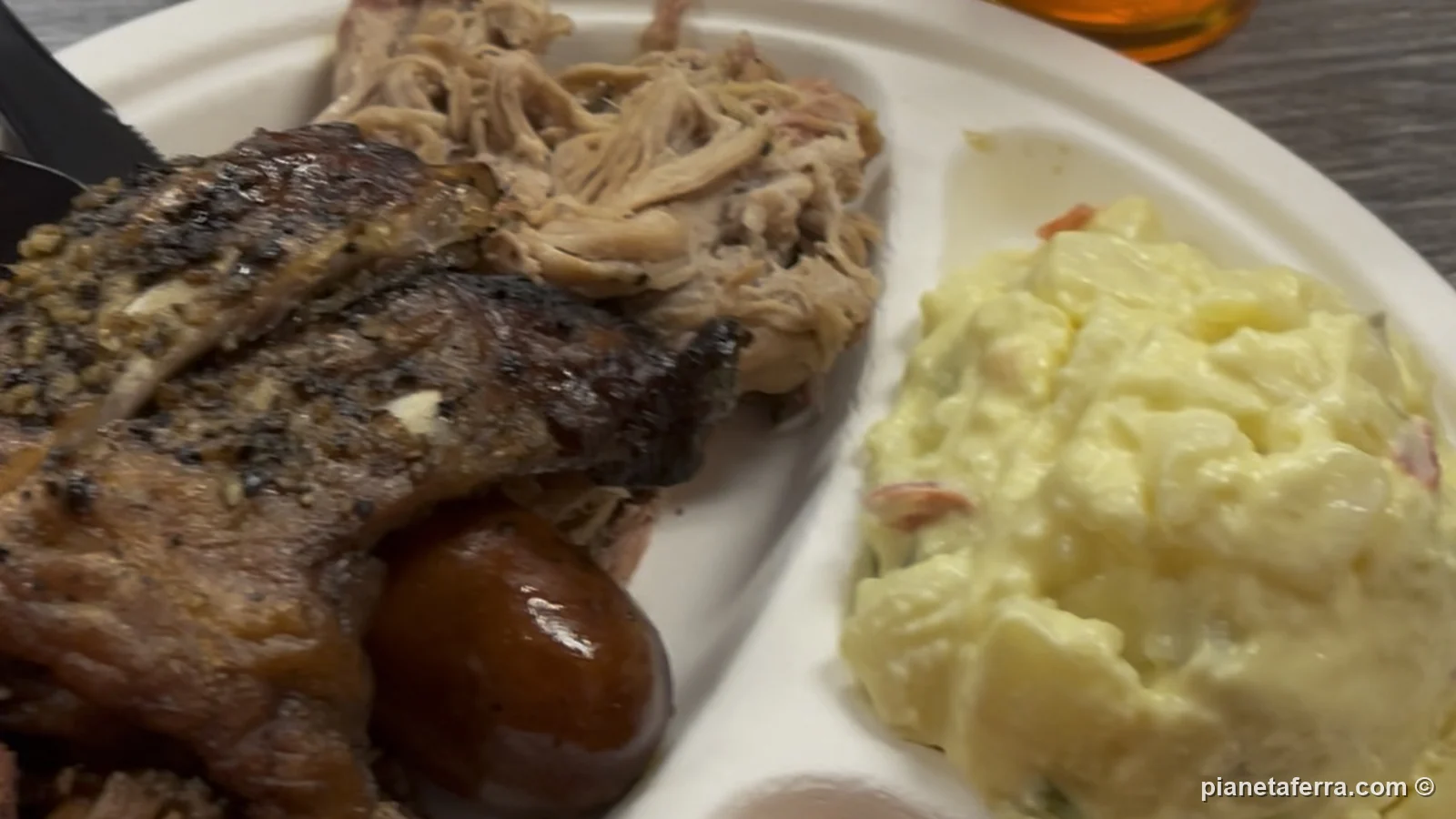 Un piatto di barbecue con costine, maiale sfilacciato e insalata di patate a Page, in Arizona, a febbraio 2022