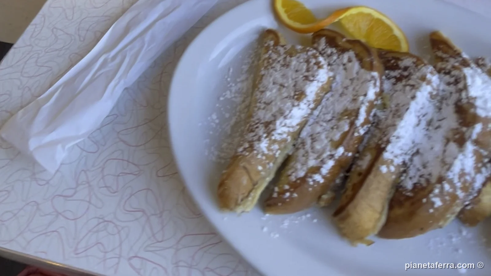 Il french toast al Mr. D'z Route 66 Diner di Kingman, in Arizona, a febbraio 2022