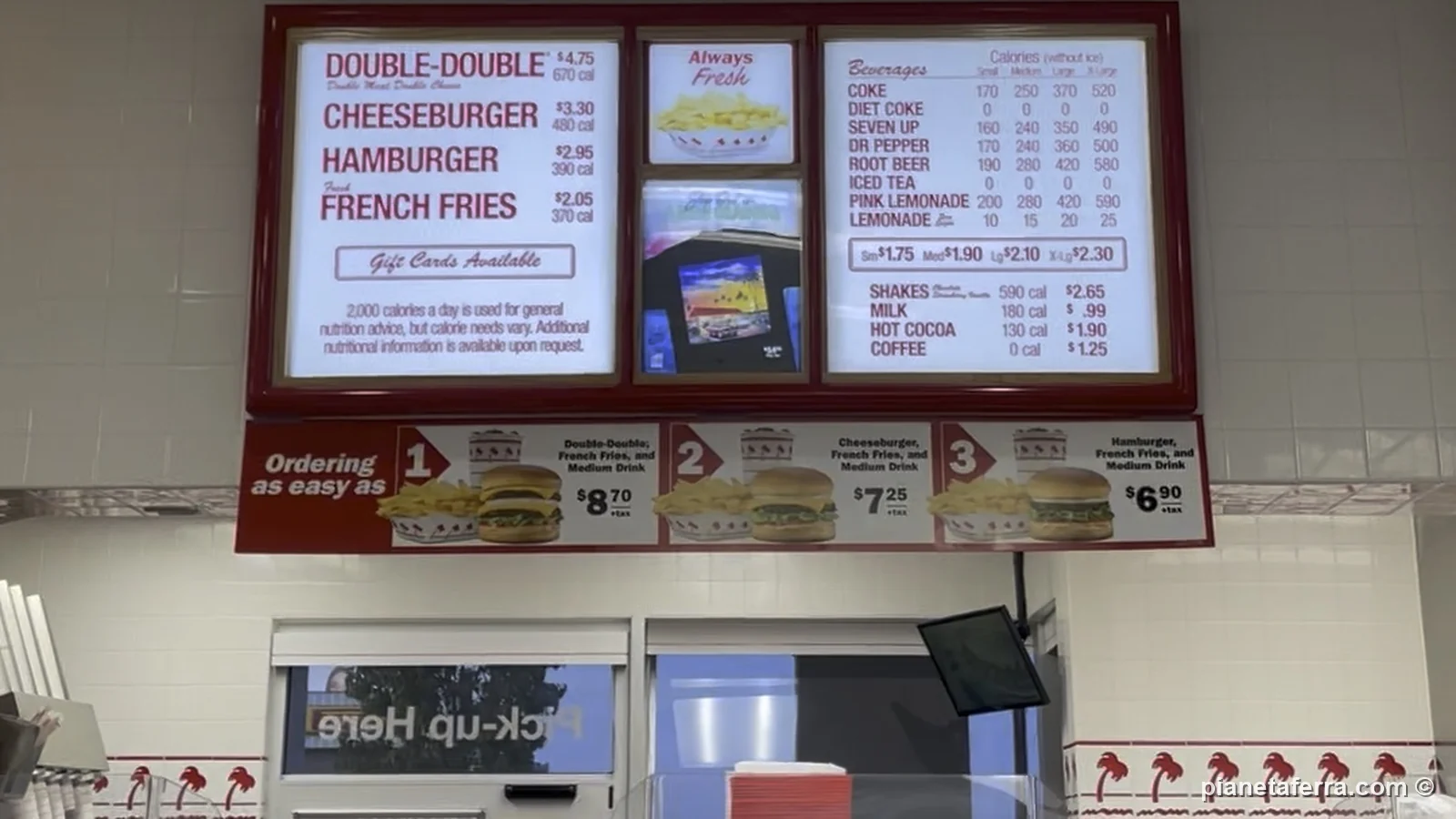 Il menu dell'In-N-Out di Bakersfield, in California, con i prezzi di febbraio 2022