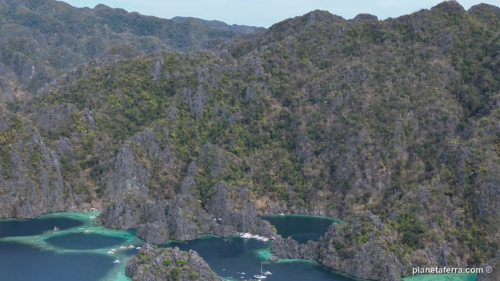 Le lagune tra le pareti calcaree di Coron Island, viste dal drone, nel 2024