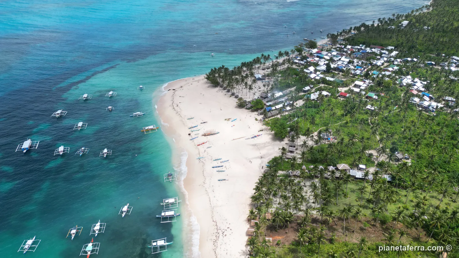 La spiaggia di Daku Island a Siargao con le barche a bilanciere, vista dal drone, nel 2023