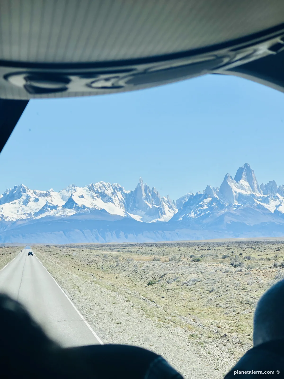 La strada da El Calafate a El Chaltén con il massiccio del Fitz Roy in fondo