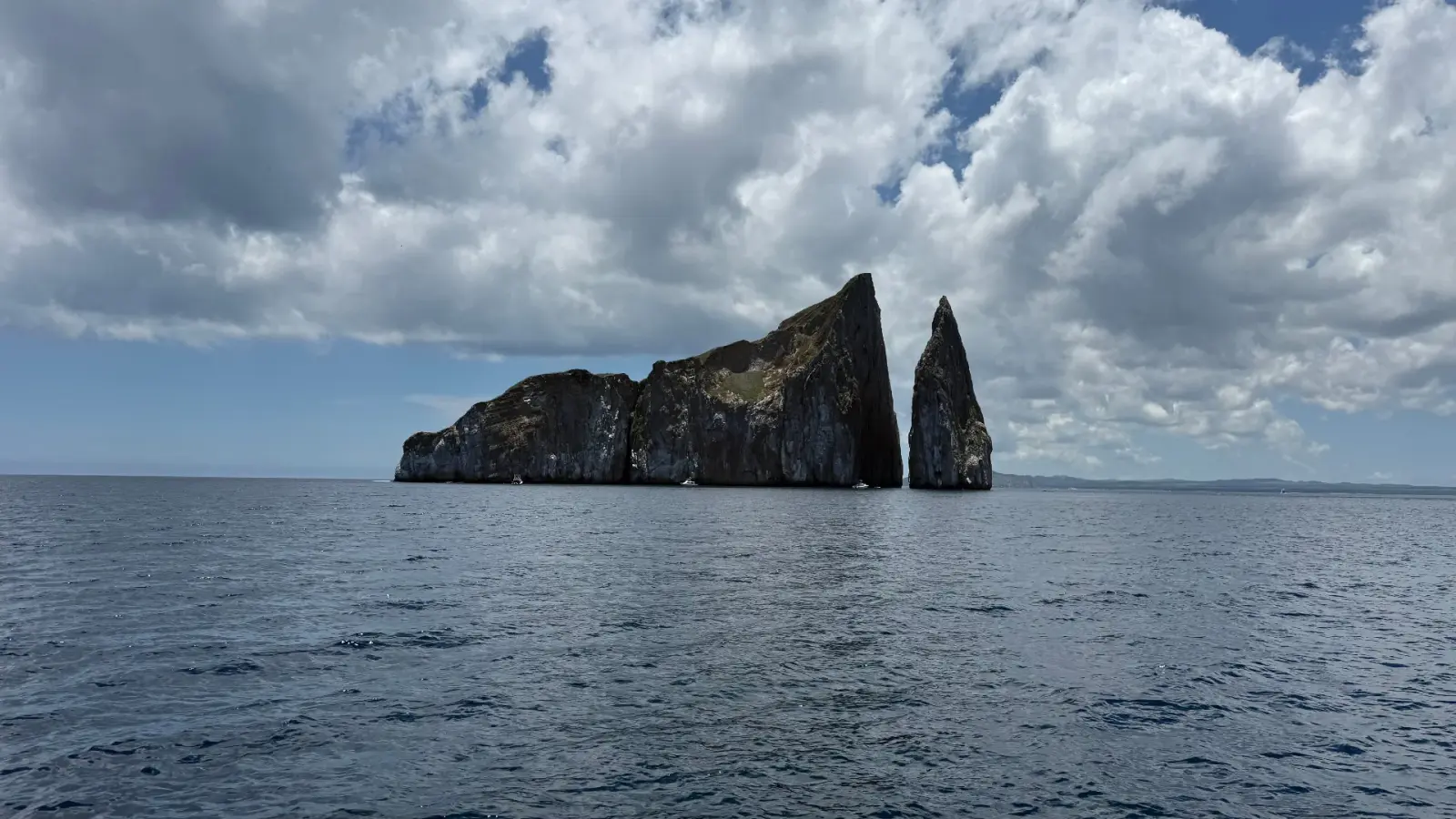 Kicker Rock vista dal mare durante un tour a San Cristobal, Galapagos