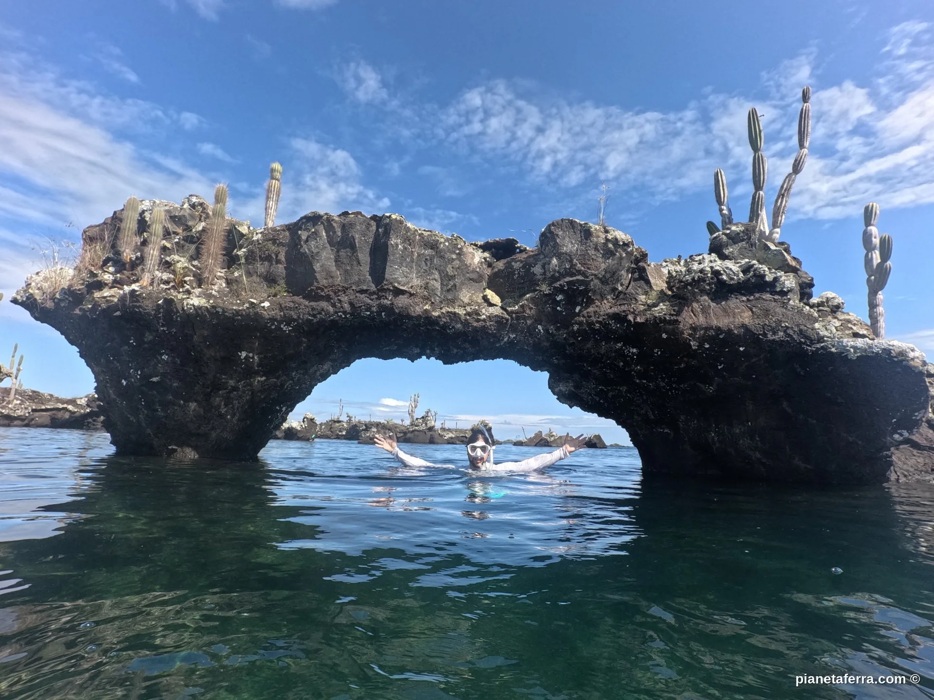 Snorkeling a Los Túneles, formazioni di lava ad arco sopra l'acqua a Isabela, Galapagos