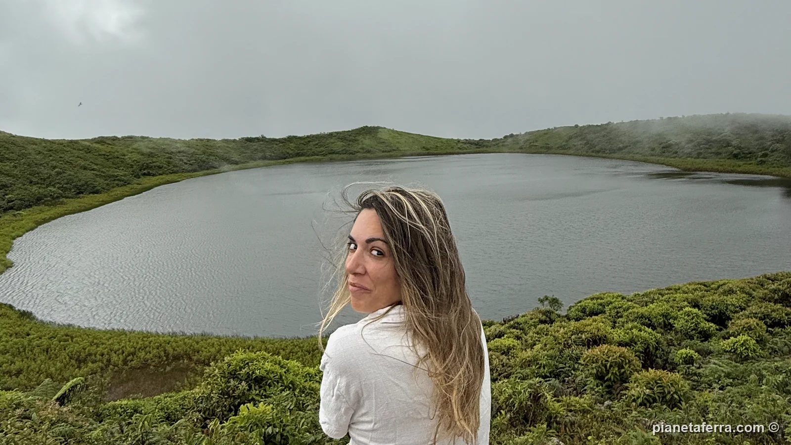 Patricia al lago di El Junco, sugli altopiani di San Cristóbal, nella nebbia, ad aprile 2025