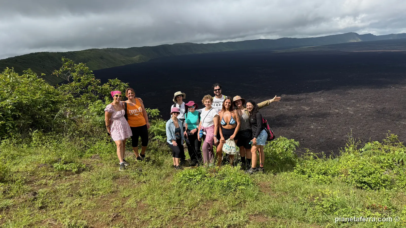 Il gruppo sul bordo del vulcano Sierra Negra a Isabela, con le nuvole basse, ad aprile 2026