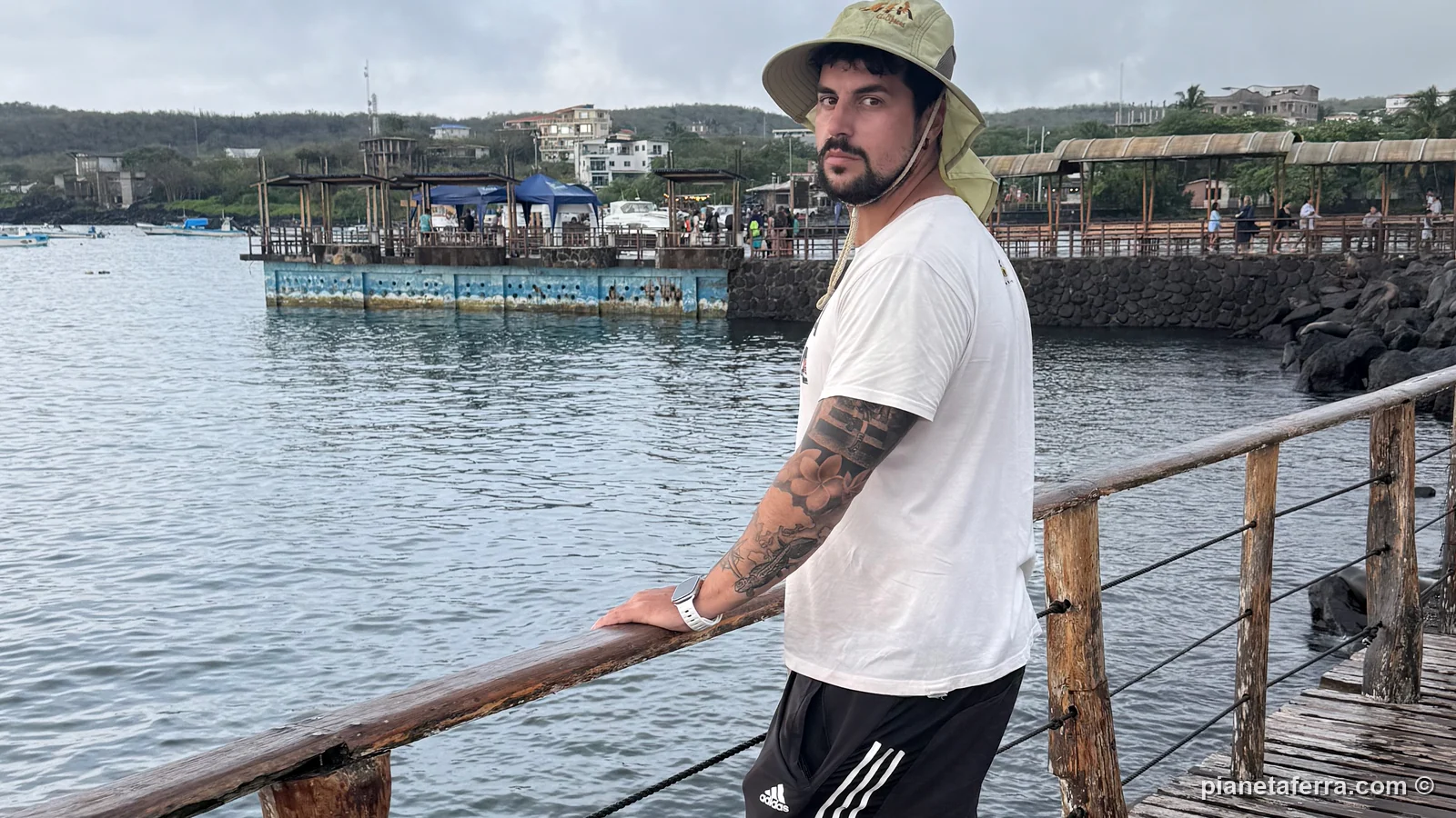 Luca sul molo di Puerto Baquerizo Moreno, a San Cristóbal, nella primavera del 2025