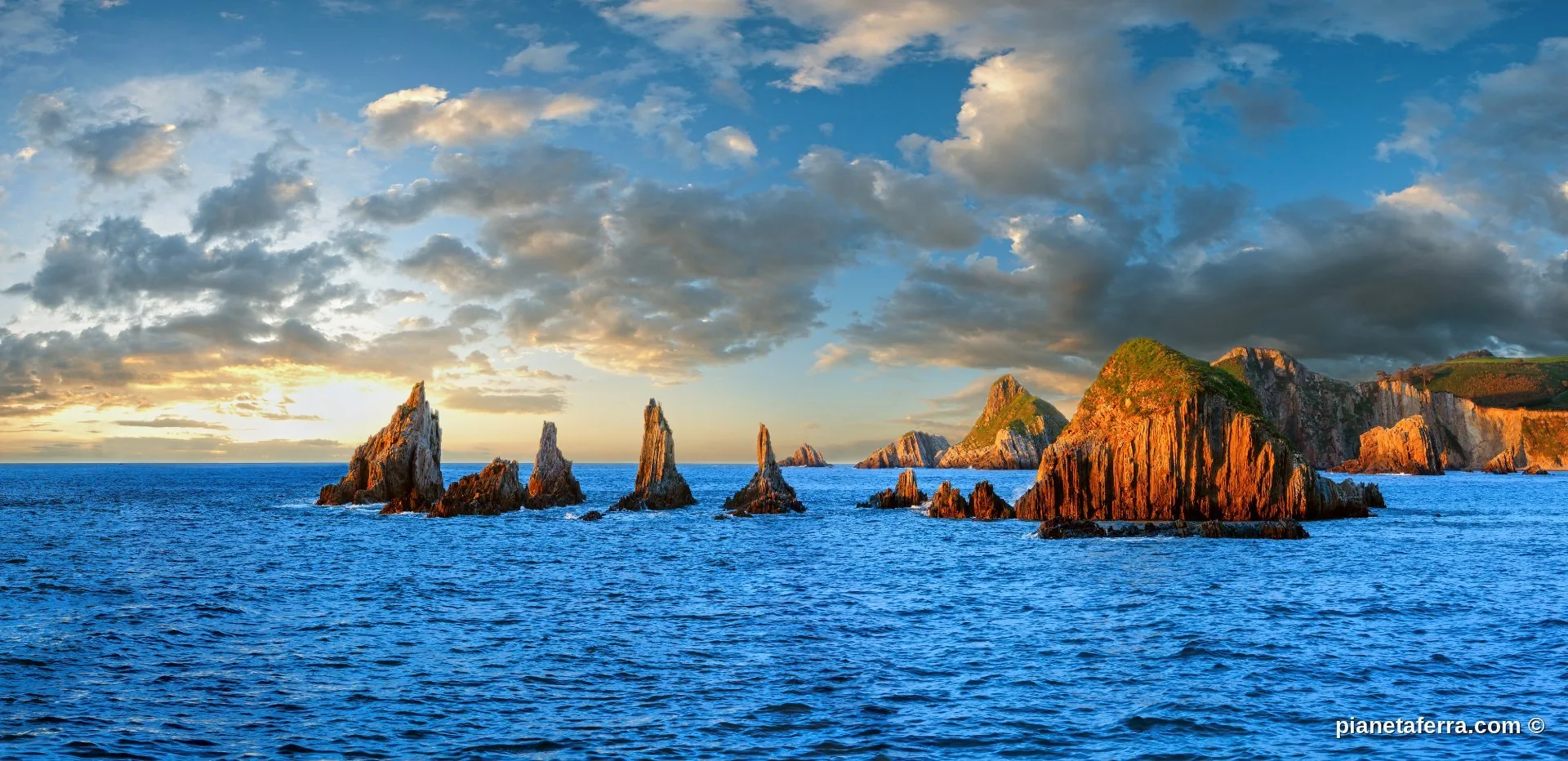 Formazioni rocciose che emergono dall'oceano, simili ai faraglioni vulcanici delle Galapagos