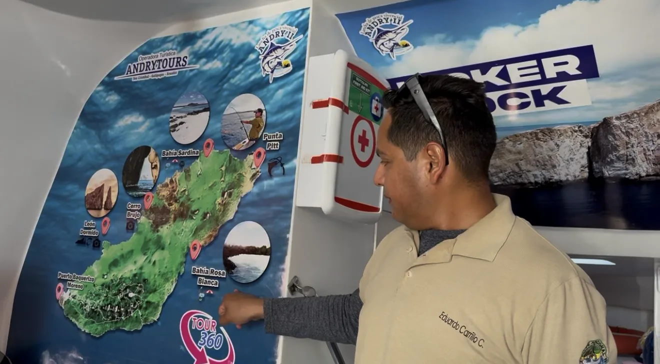 Guida naturalista mostra la mappa del Tour 360 a San Cristóbal