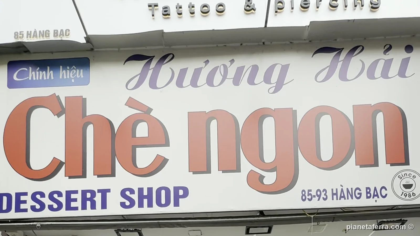 L'insegna di Chè Hương Hải, Chè ngon 93 Dessert Shop, al 85-93 di Hàng Bạc nel Quartiere Vecchio di Hanoi, con la scritta since 1986