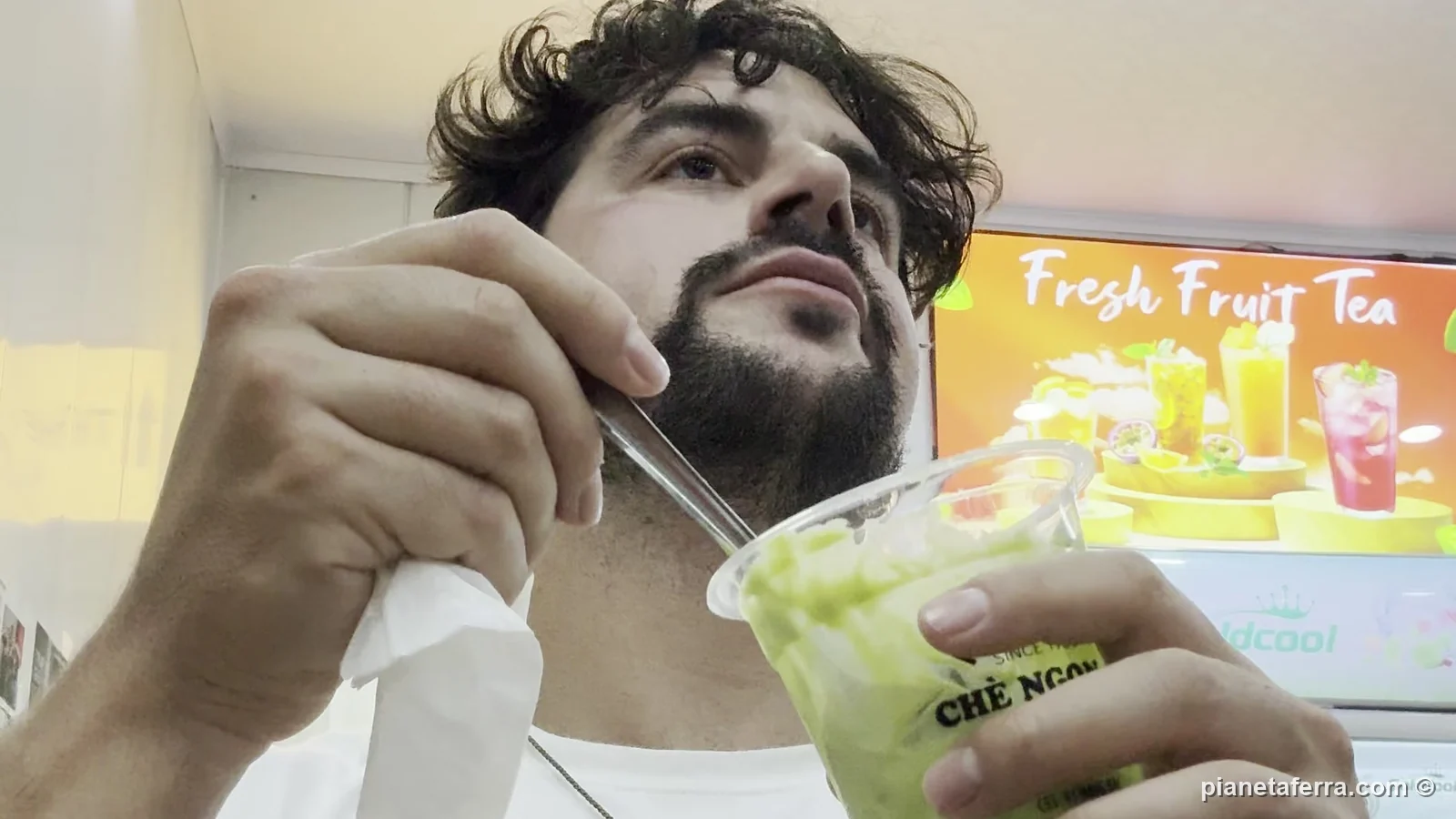 Luca assaggia il kem bơ, la crema di avocado ghiacciata, dentro la sala di Chè Hương Hải ad Hanoi
