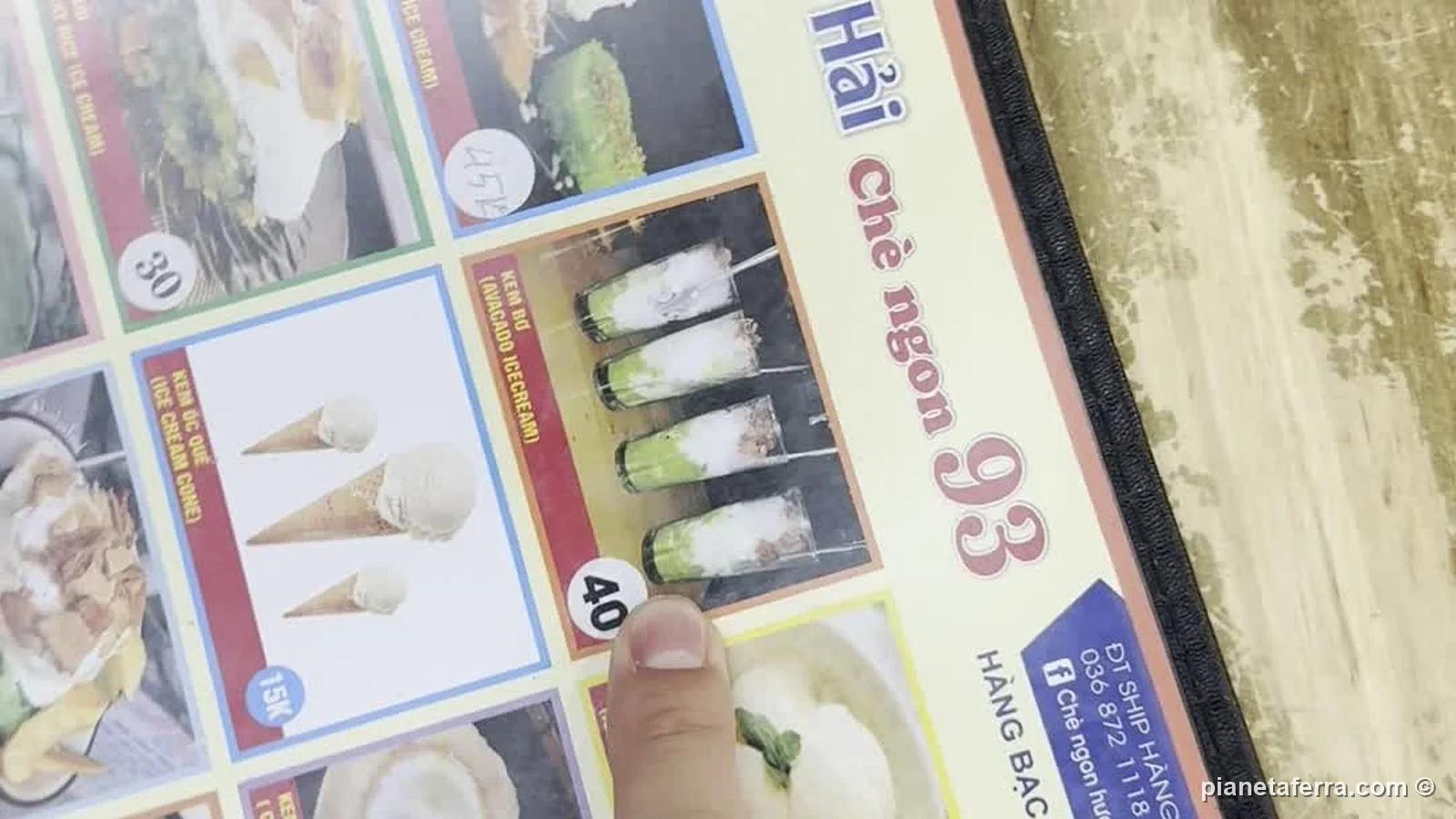 Il menu di Chè Hương Hải con la foto del Kem bơ, Avocado icecream, a 40.000 dong e del cono gelato a 15.000