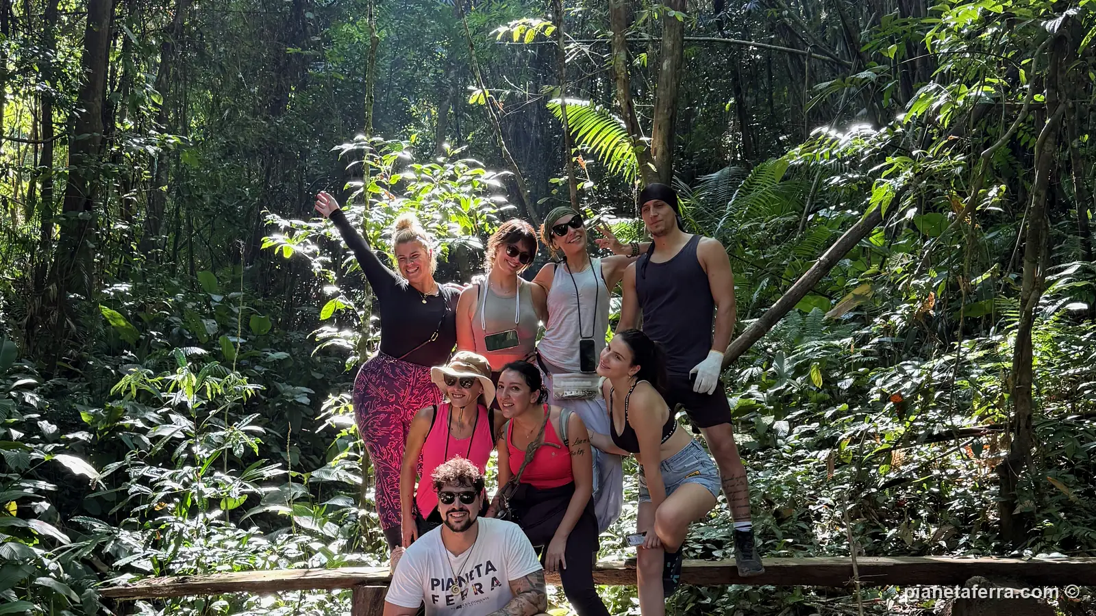 Luca con il gruppo di Pianeta Ferra nella giungla della Gibbon Experience a ottobre 2024