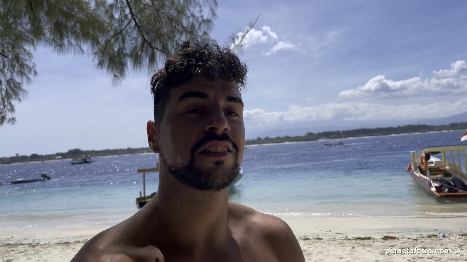 Spiaggia di Gili Trawangan con le barche dei pescatori e il mare turchese