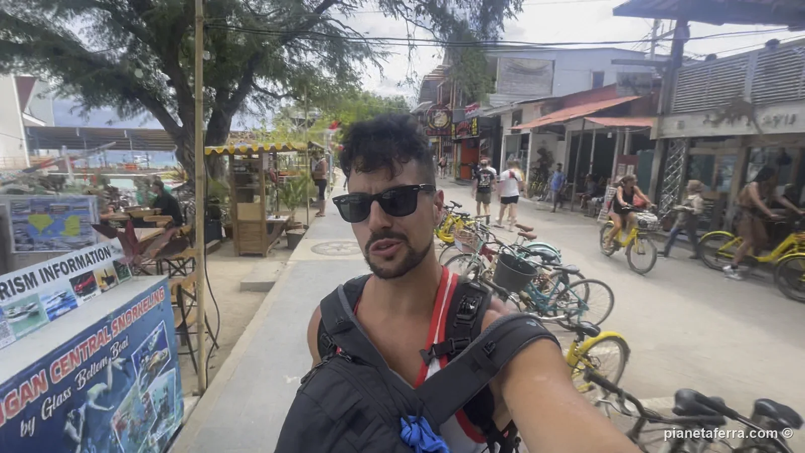 Strada sterrata con biciclette a Gili Trawangan, dove non circolano auto e motorini