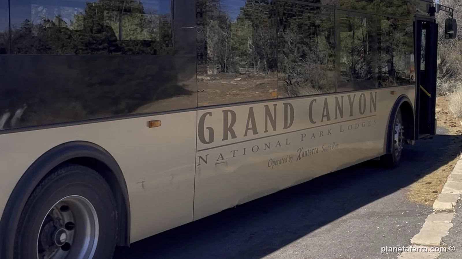 Un bus dei Grand Canyon National Park Lodges, i lodge del parco gestiti da Xanterra, sul South Rim, a febbraio 2022