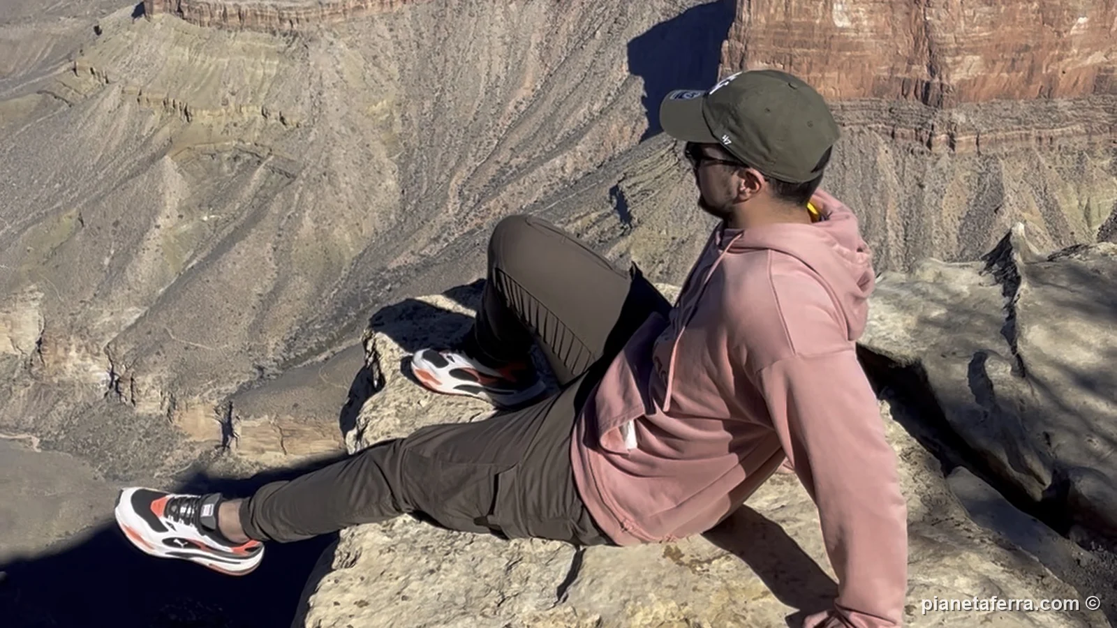 Luca Ferraina seduto sul bordo del canyon vicino a Yavapai Point, sul South Rim, a febbraio 2022
