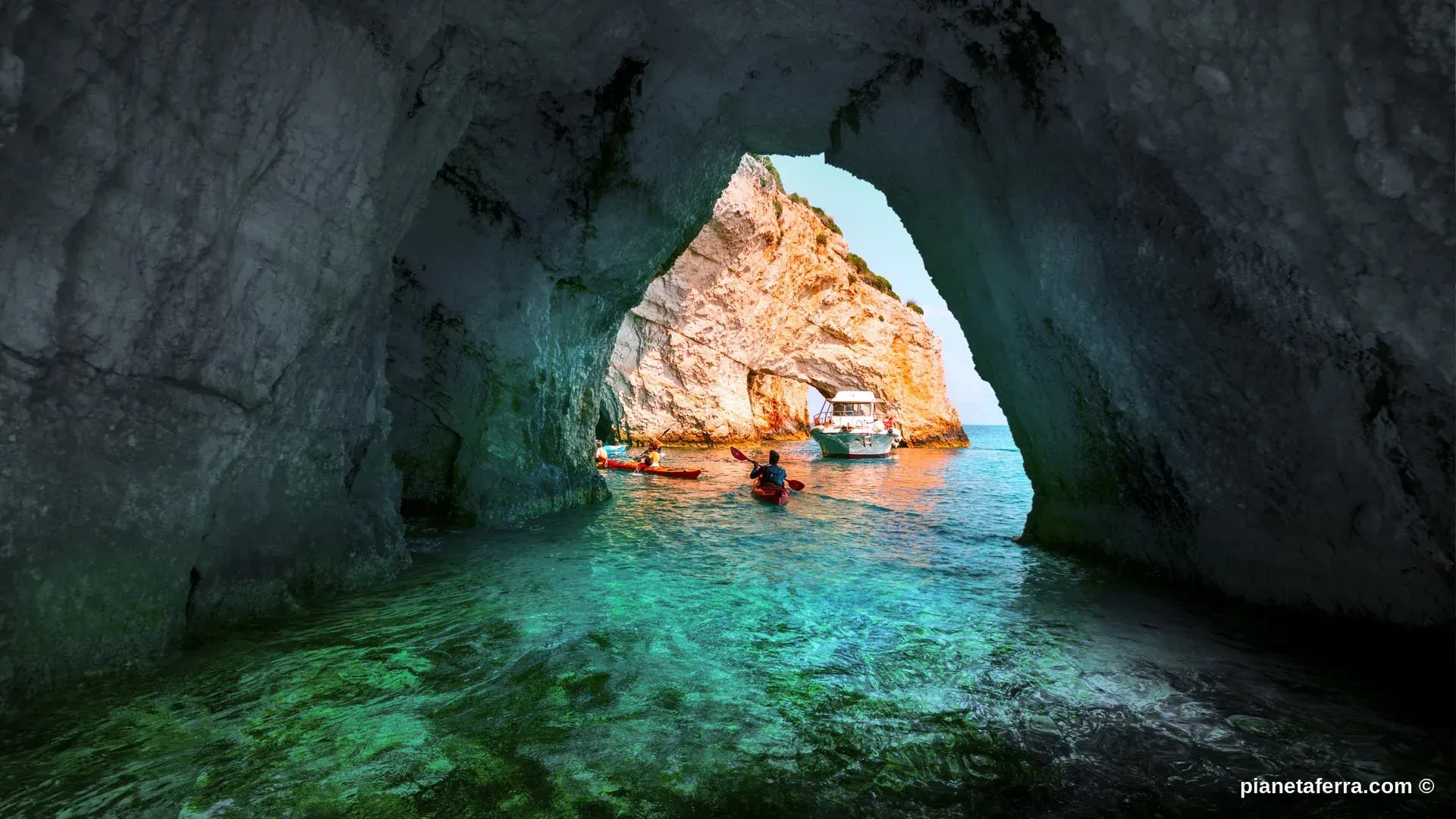 Grotte marine di Zante con kayak e acque cristalline azzurre