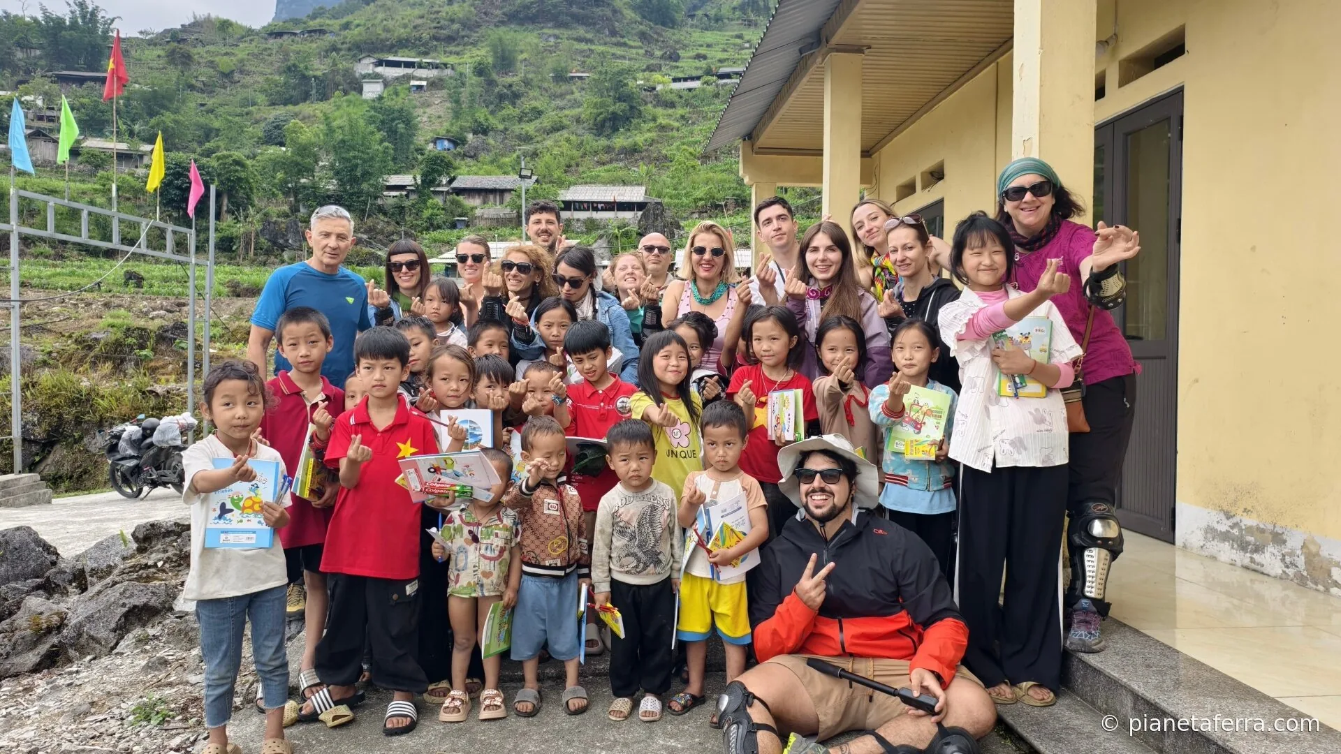 Visita alla scuola dei bambini delle minoranze etniche durante l'Ha Giang Loop