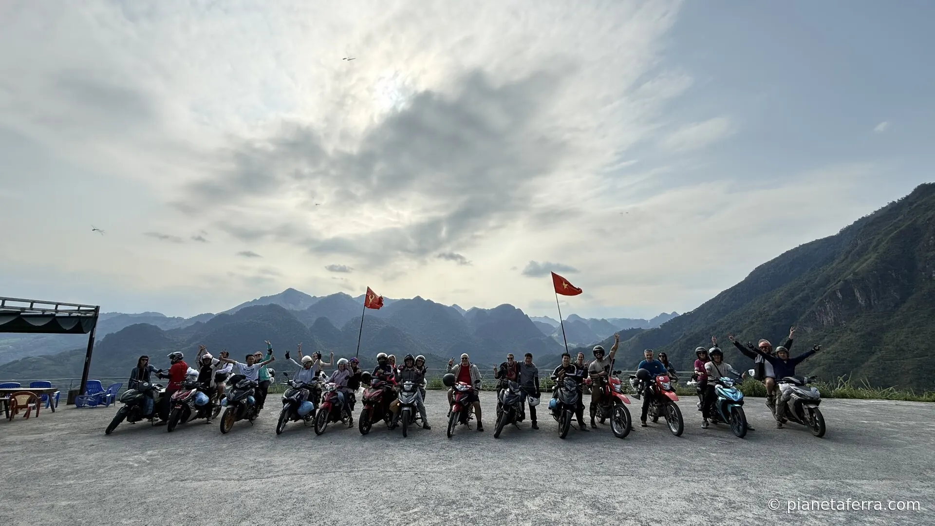 Paesaggio delle montagne dell'Ha Giang Loop con villaggi e risaie a terrazza
