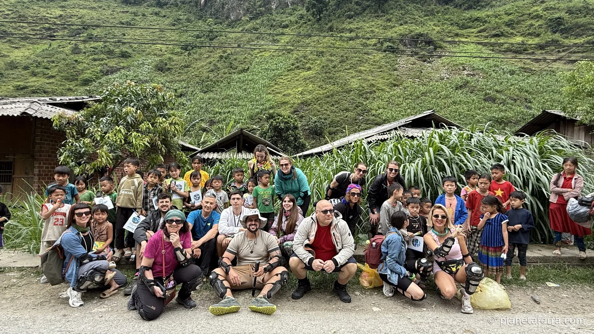 Strada di montagna verso il confine nel nord del Vietnam