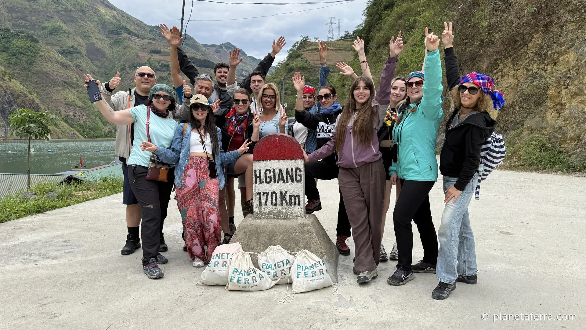 Risaie e villaggi delle minoranze etniche lungo l'Ha Giang Loop in Vietnam