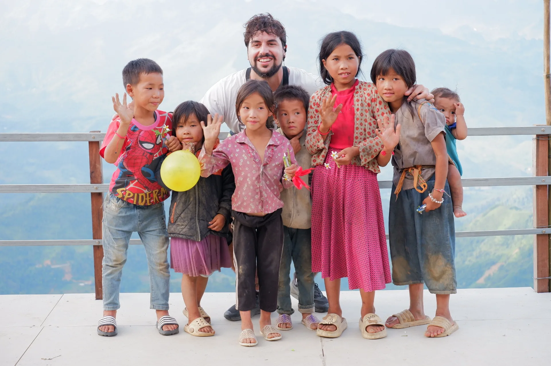 Luca Ferraina con bambini Hmong durante l'Ha Giang Loop in Vietnam