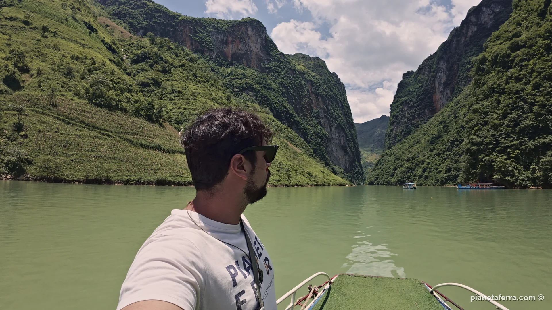 Luca Ferraina in barca sul fiume Nho Que nel canyon di Tu San, secondo giorno dell'Ha Giang Loop