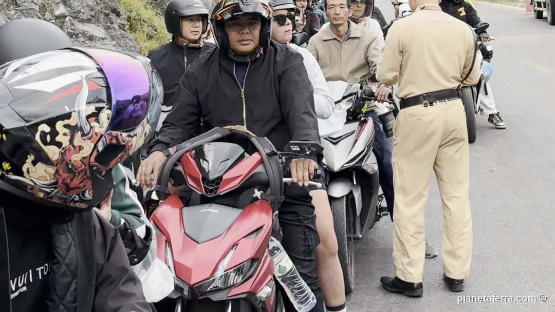 Una fila di moto ferme a un controllo della polizia sull'Ha Giang Loop, a ottobre 2026