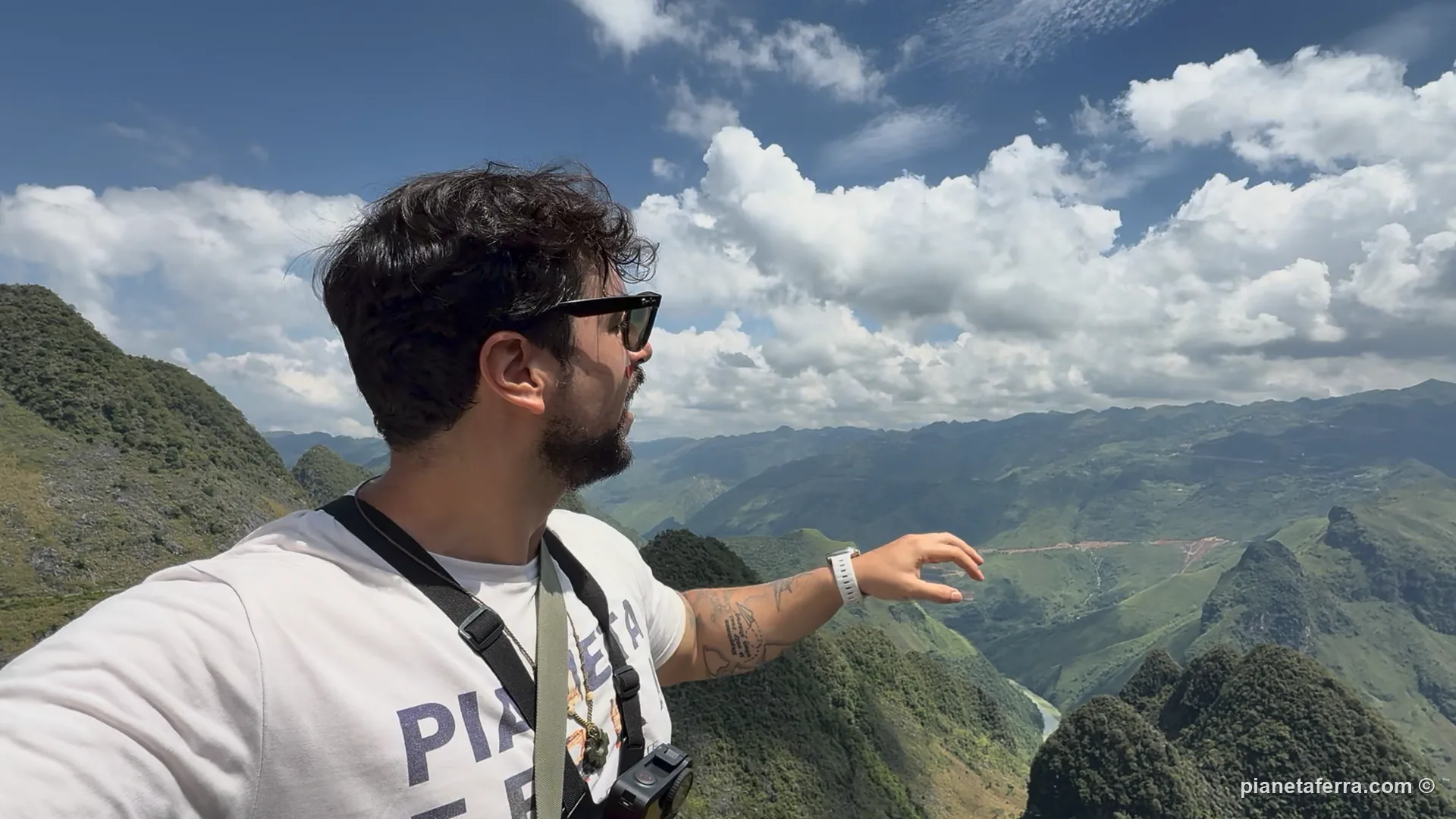 Luca Ferraina alla Death Rock sul Ma Pi Leng indica le montagne del confine con la Cina